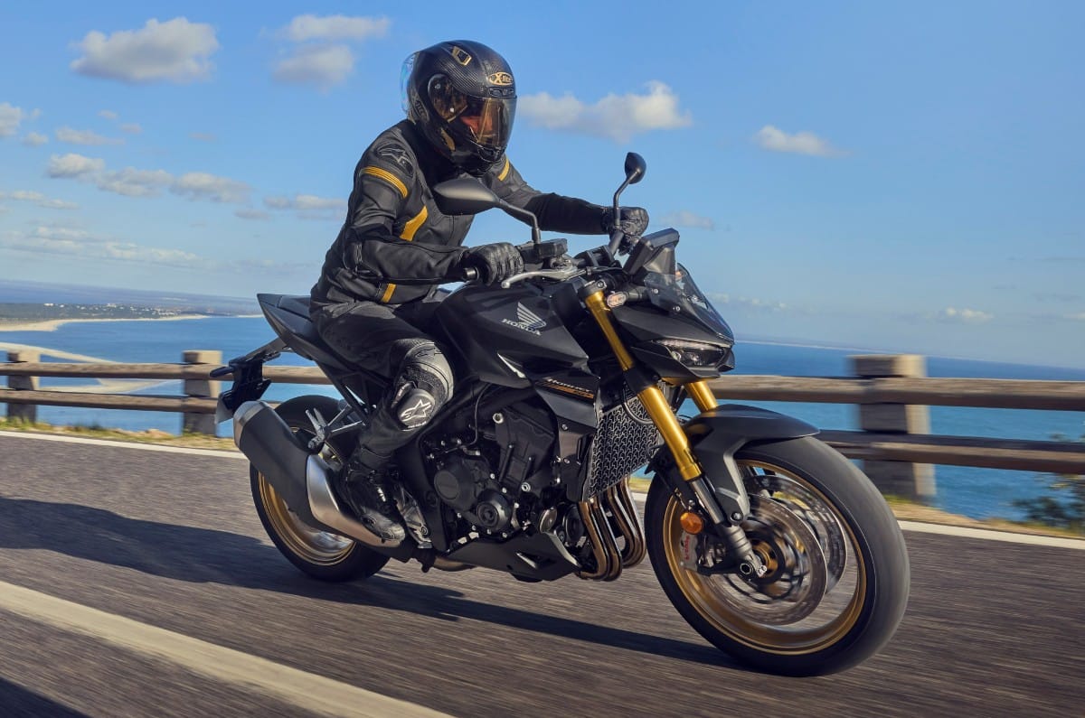 With its large, 17-litre fuel tank brimmed, the Hornet weighs 211kg, which is less than the Kawasaki Z900. 